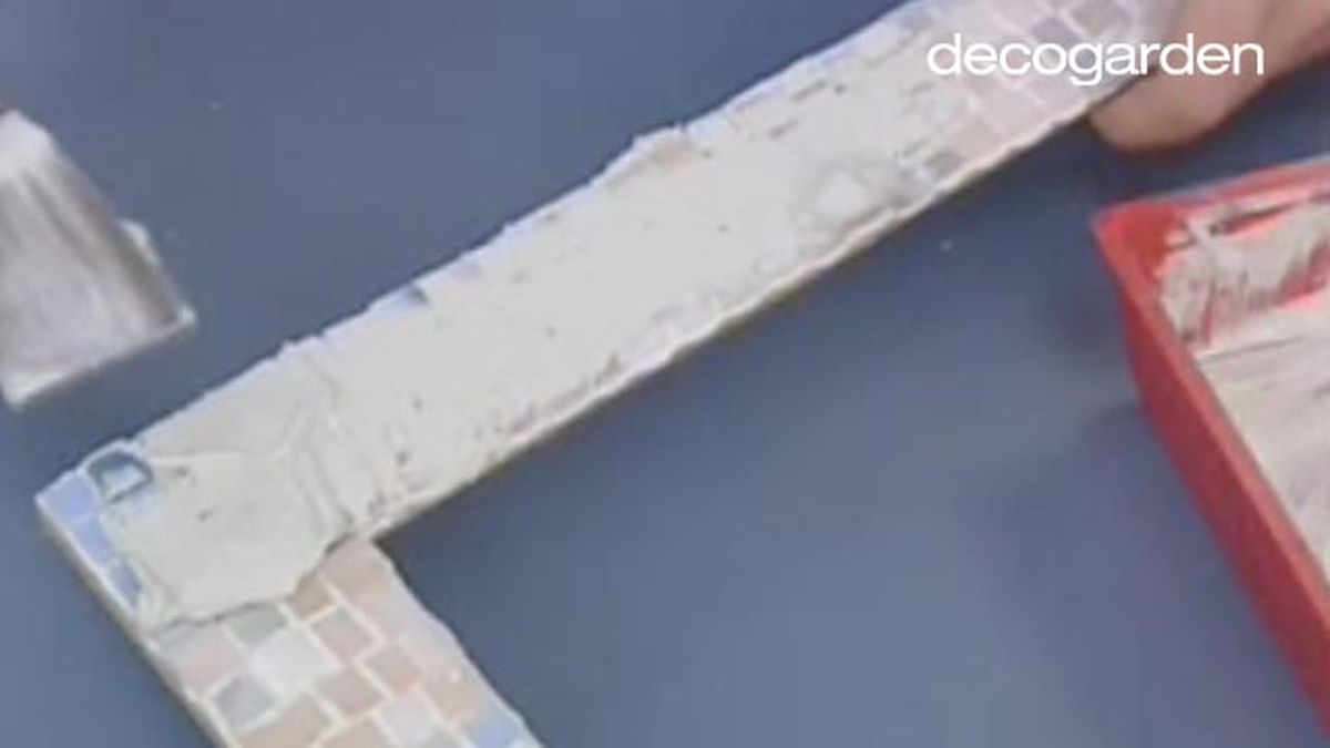 Hacer un marco con mosaico de vidrios paso 7