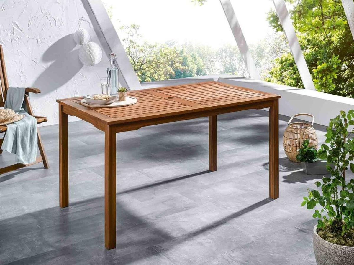 Mesa de madera con hueco para la sombrilla Sevilla.