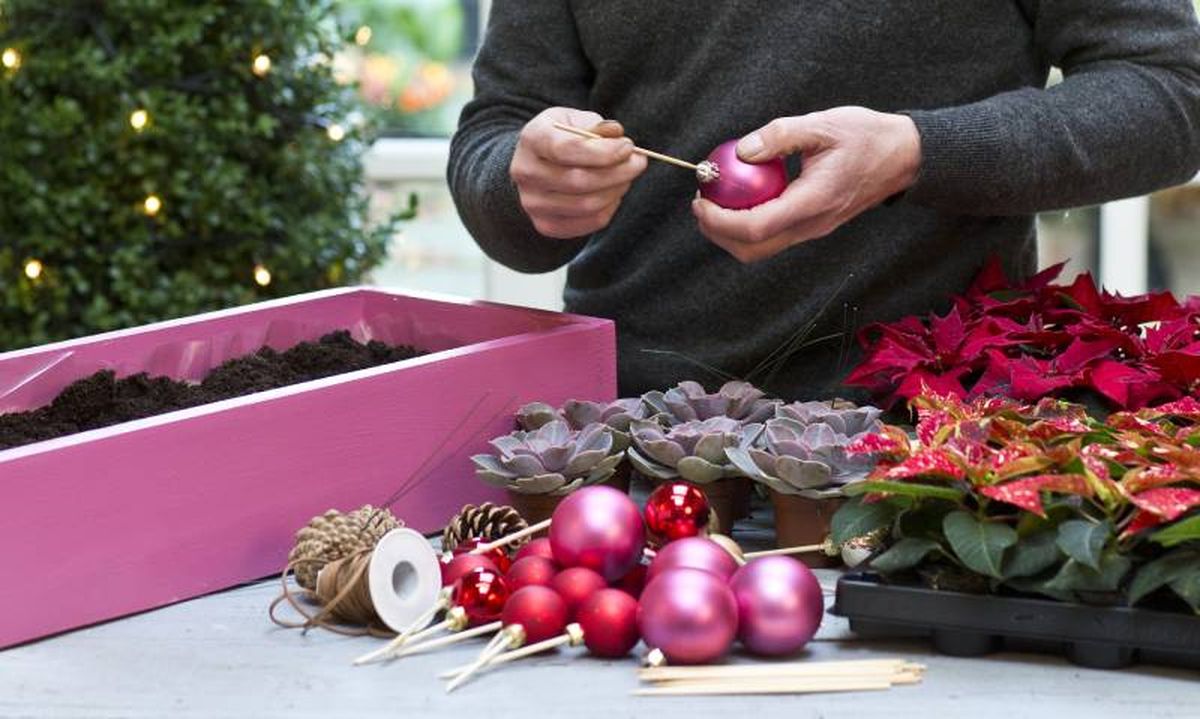 Meter un palo por las bolas de Navidad para elaborar el centro.