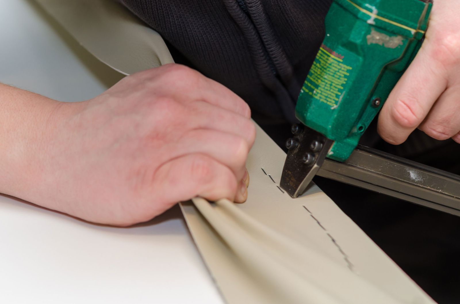 Cómo tapizar la tapa de un baúl