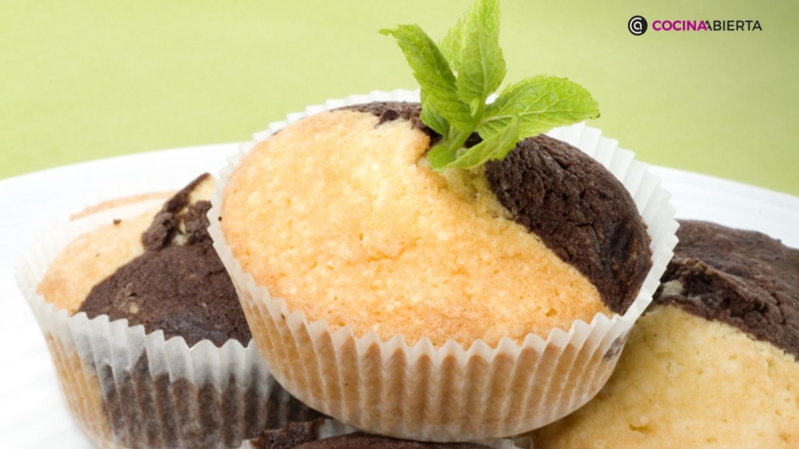 Aprende a preparar magdalenas de colores con esta sencilla receta de Eva Arguiñano