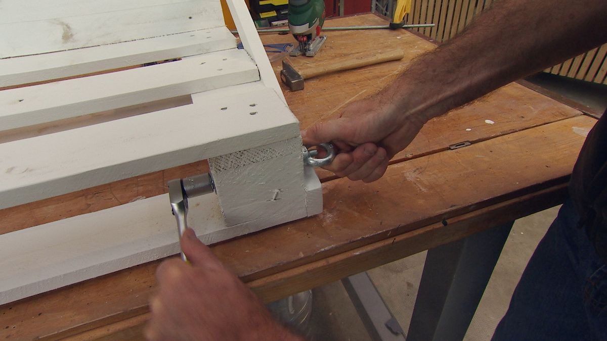 Cómo hacer mecedora colgante con un palé paso 10