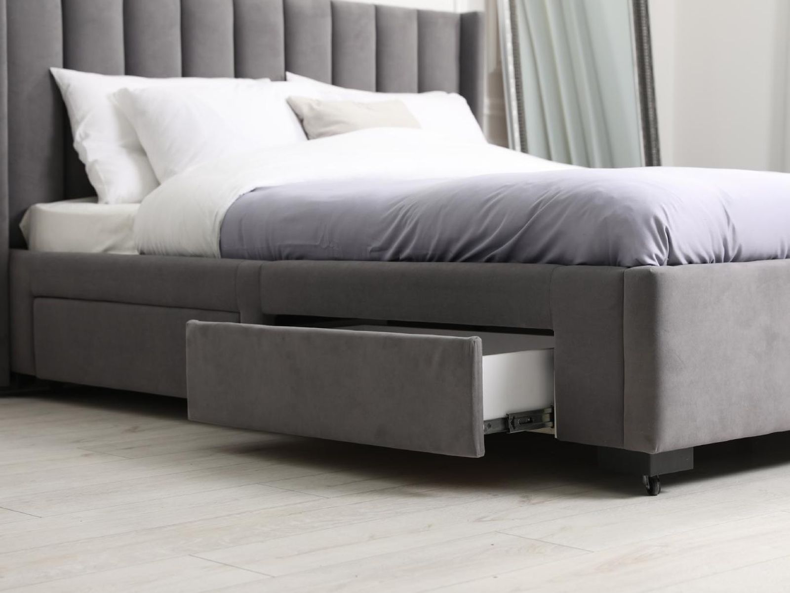 Cama elegante con cajones.