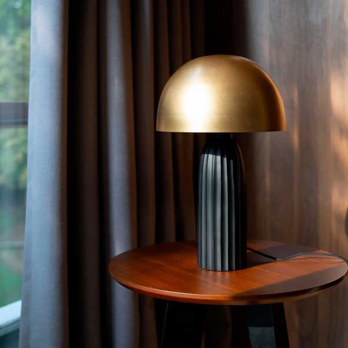 Lámpara de metal negro y dorado.