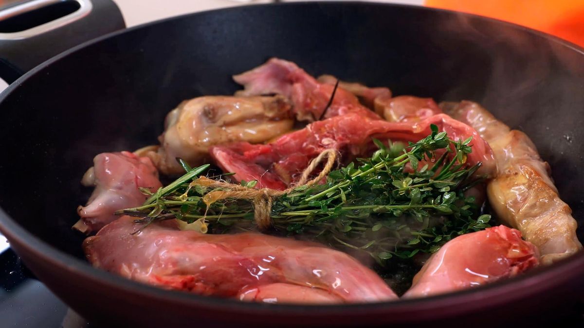 Receta de carne de conejo confitada con frutos secos en ensalada   Paso 2