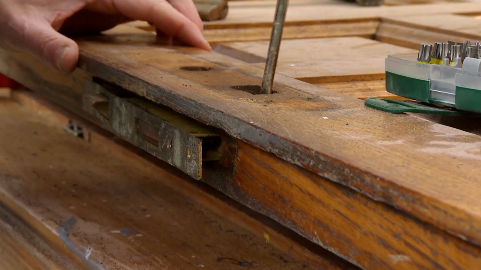 Reciclar puerta de madera para hacer una mesa paso 1