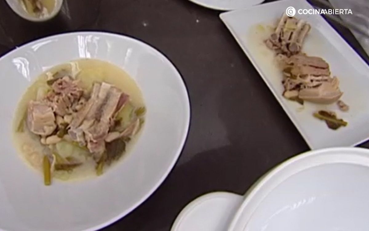 Sirve un trozo de cada carne en cada plato de caldo