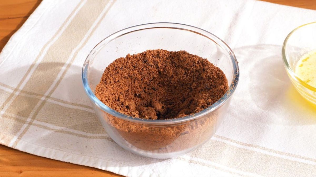 Combina las galletas trituradas con la mantequilla fundida para formar la base de la tarta de plátano y chocolate