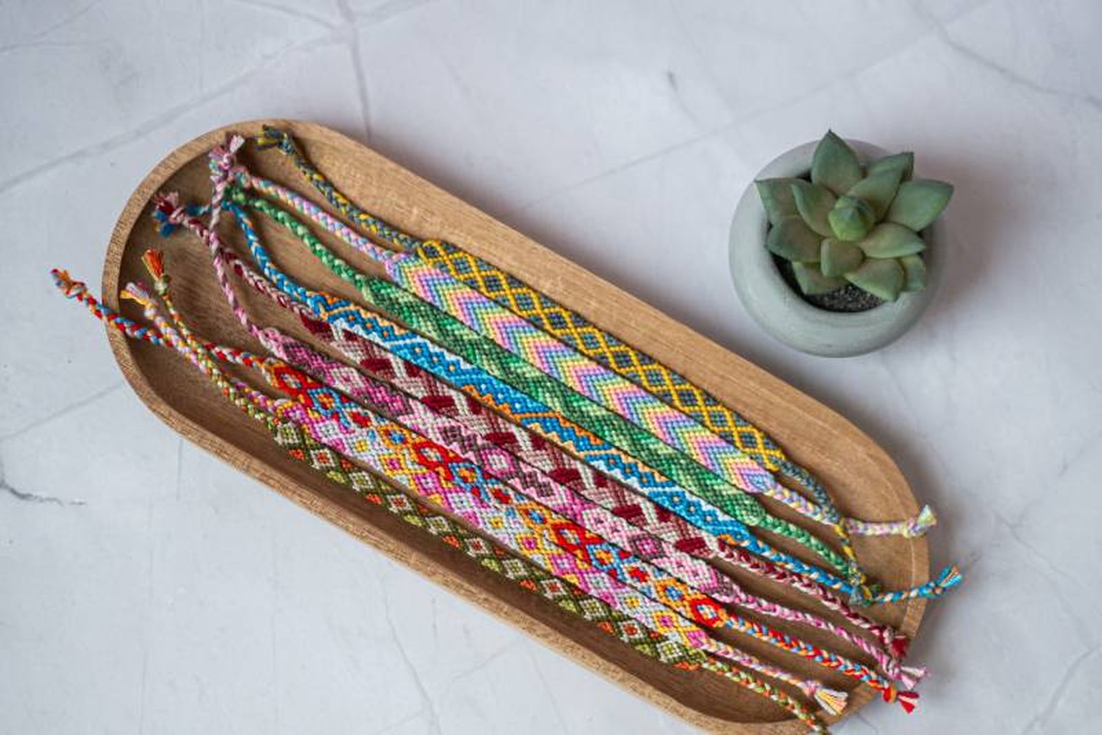 Pulseras de hilo étnicas de colores.