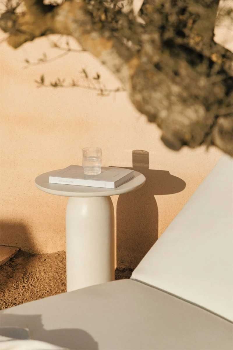 Mesa de jardín redonda de cemento Layana.