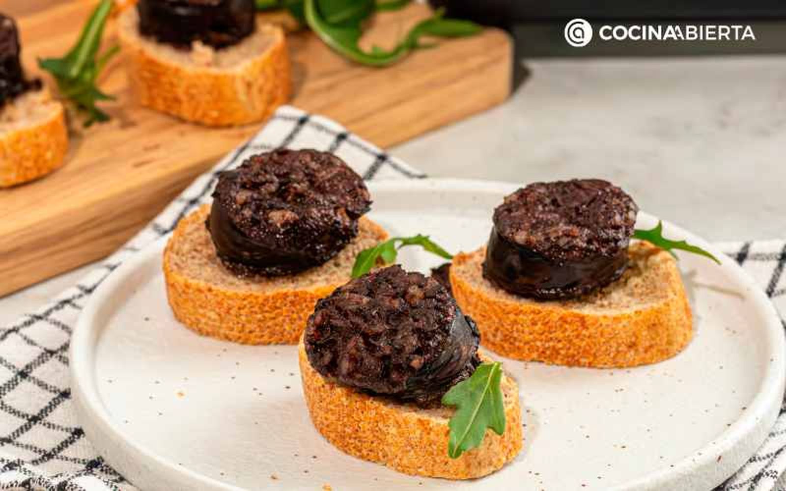 Sirve la morcilla sobre rebanadas de pan