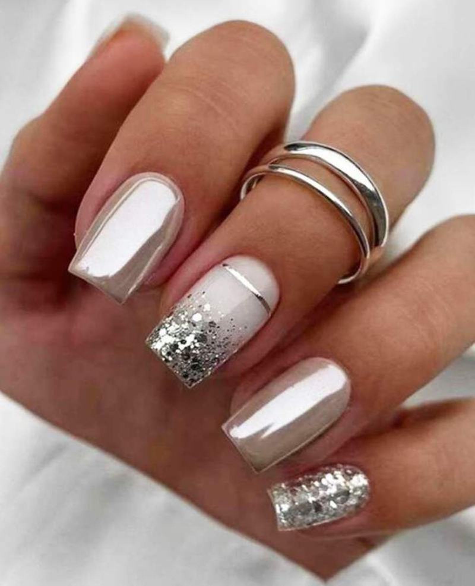 Uñas de Navidad en tonos plateados