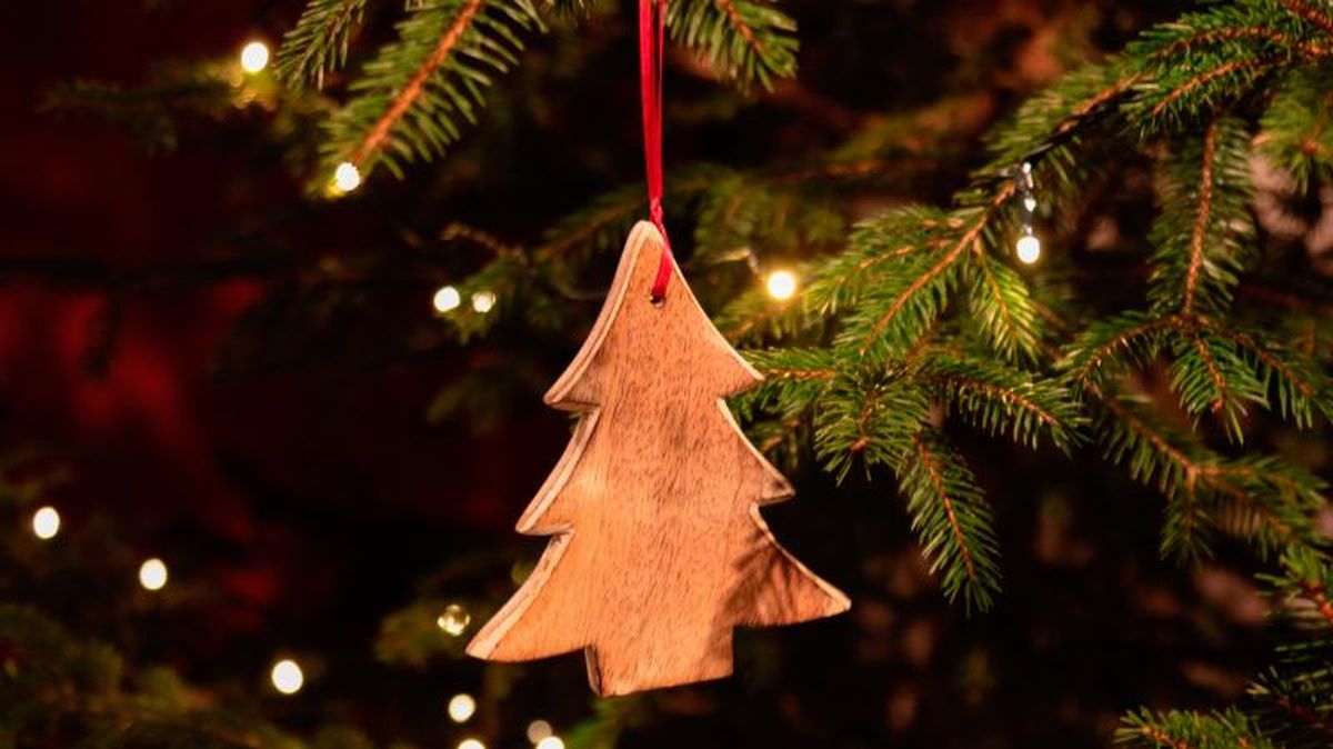 Adorno de Navidad colgado en el árbol