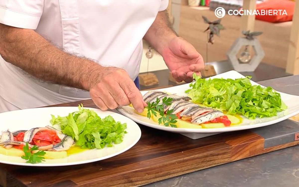 Pon los pimientos cocidos y encima las anchoas marinadas