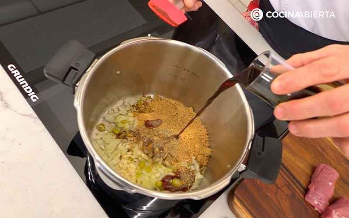 Incorpora los ingredientes en la olla rápida