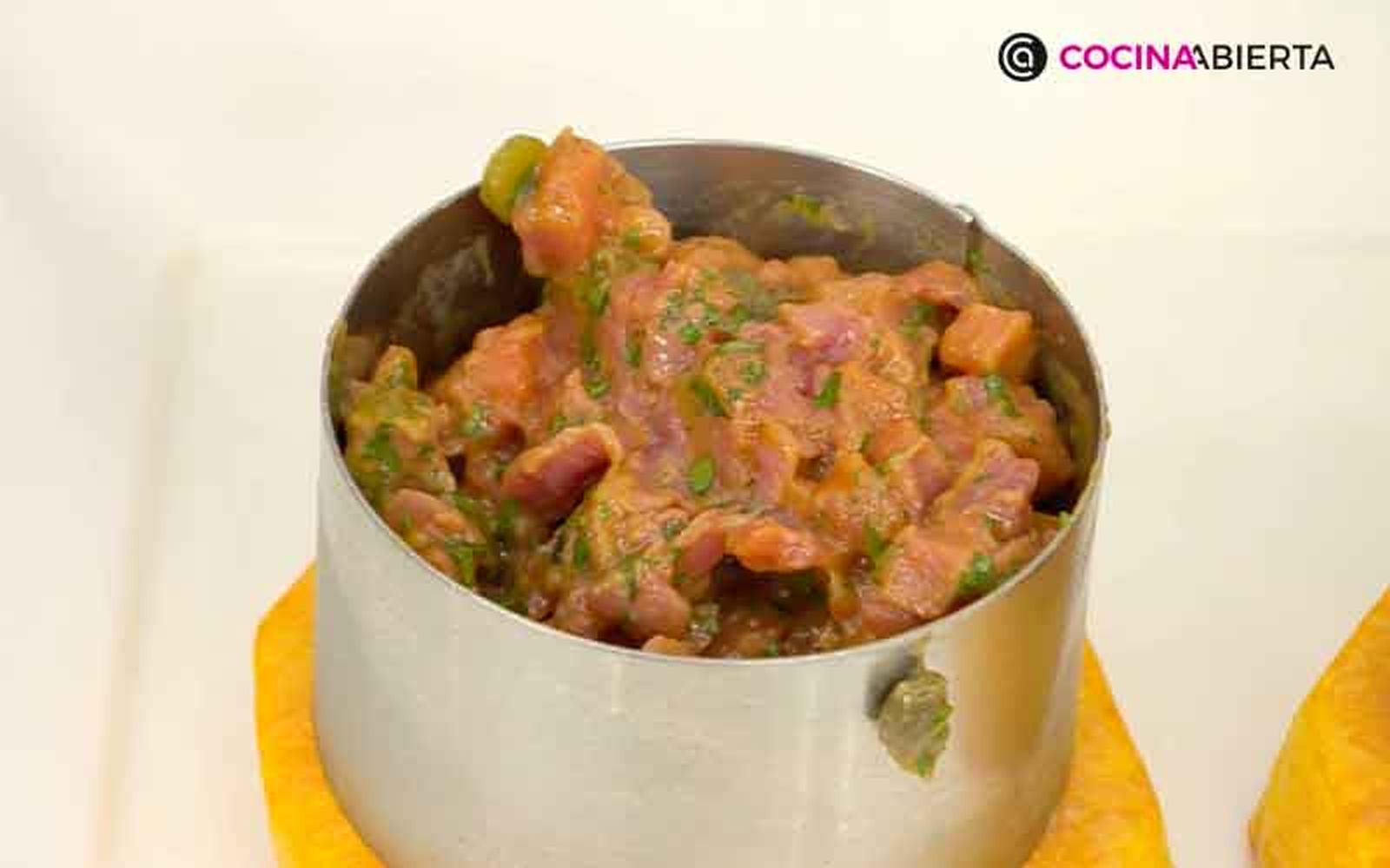 Sirve el steak tartar sobre la calabaza asada