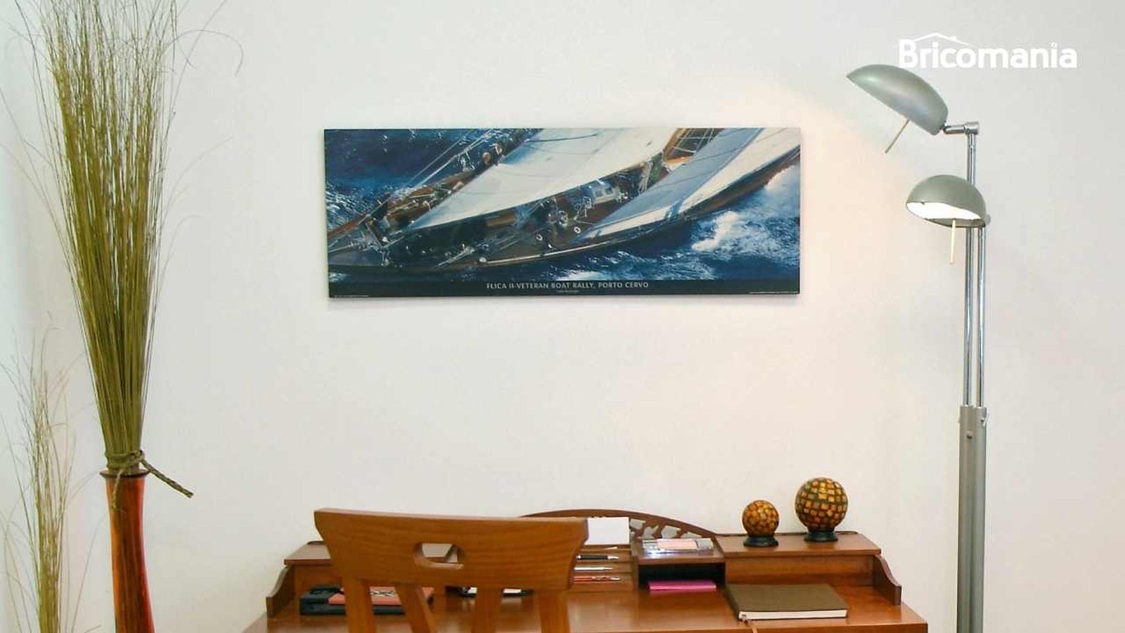 Un cuadro colgado en la pared