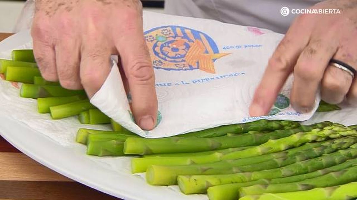 KARL7120 Esparragos verdes tempura salsa brava paso 1