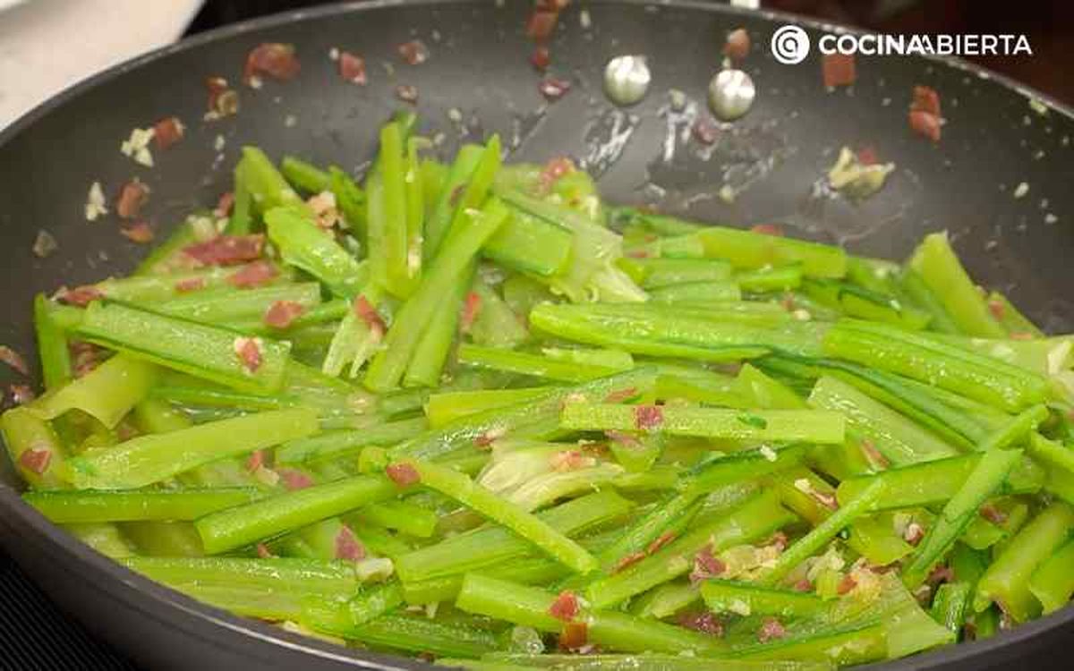 Salte la borraja con el jamón