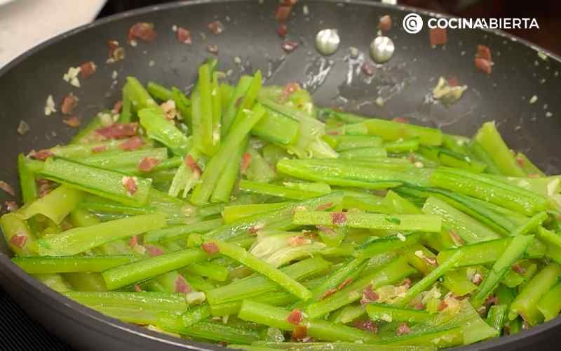 Salte la borraja con el jamón