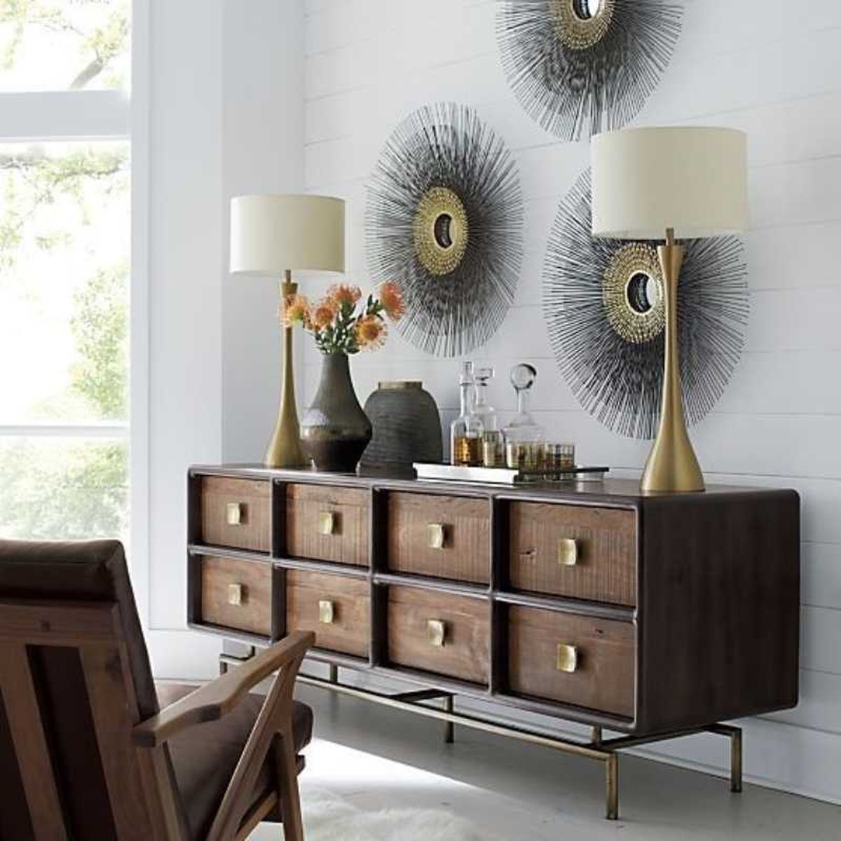 Mueble vintage con lámparas y decoración original.