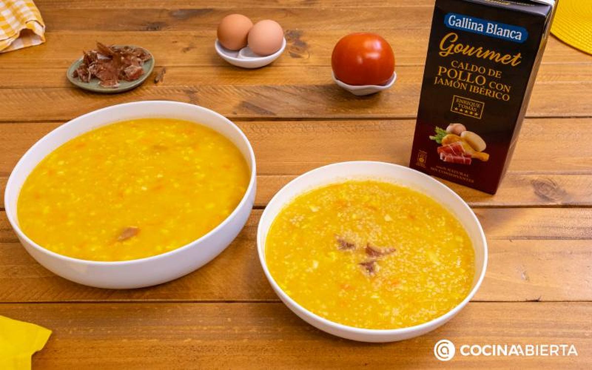 Elaboración de la receta de sopa con virutas de jamón - Sirve la sopa