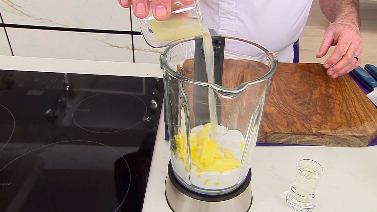 KARL6694 Sorbete de pina colada con leche coco receta karlos arguinano paso2