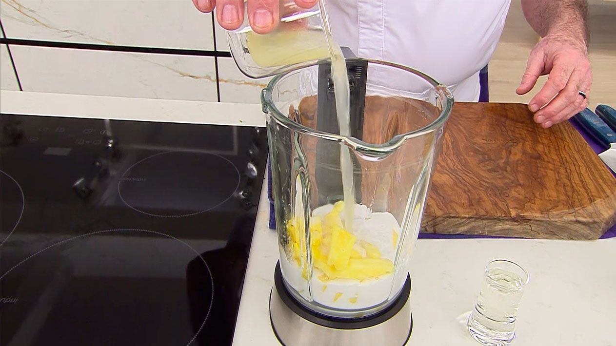 KARL6694 Sorbete de pina colada con leche coco receta karlos arguinano paso2