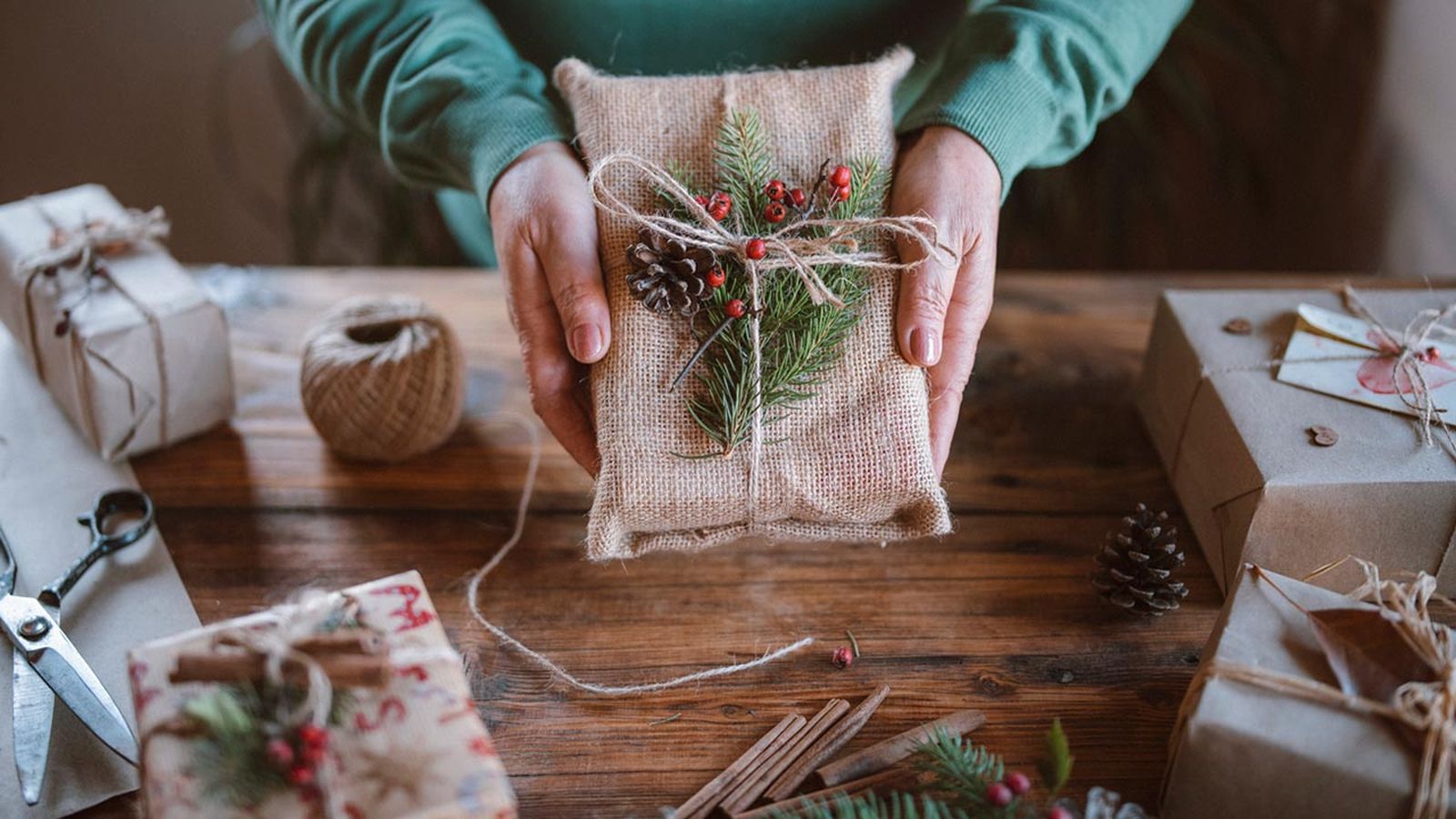 manualidades pinas adornar regalo navidad