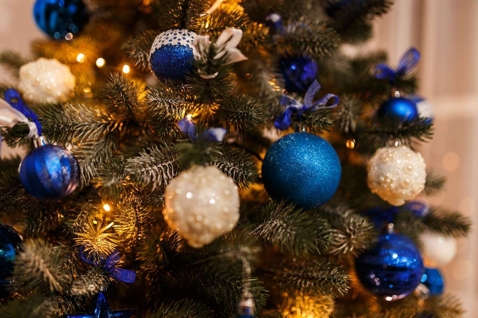 Árbol de Navidad decorado con bolas azules.