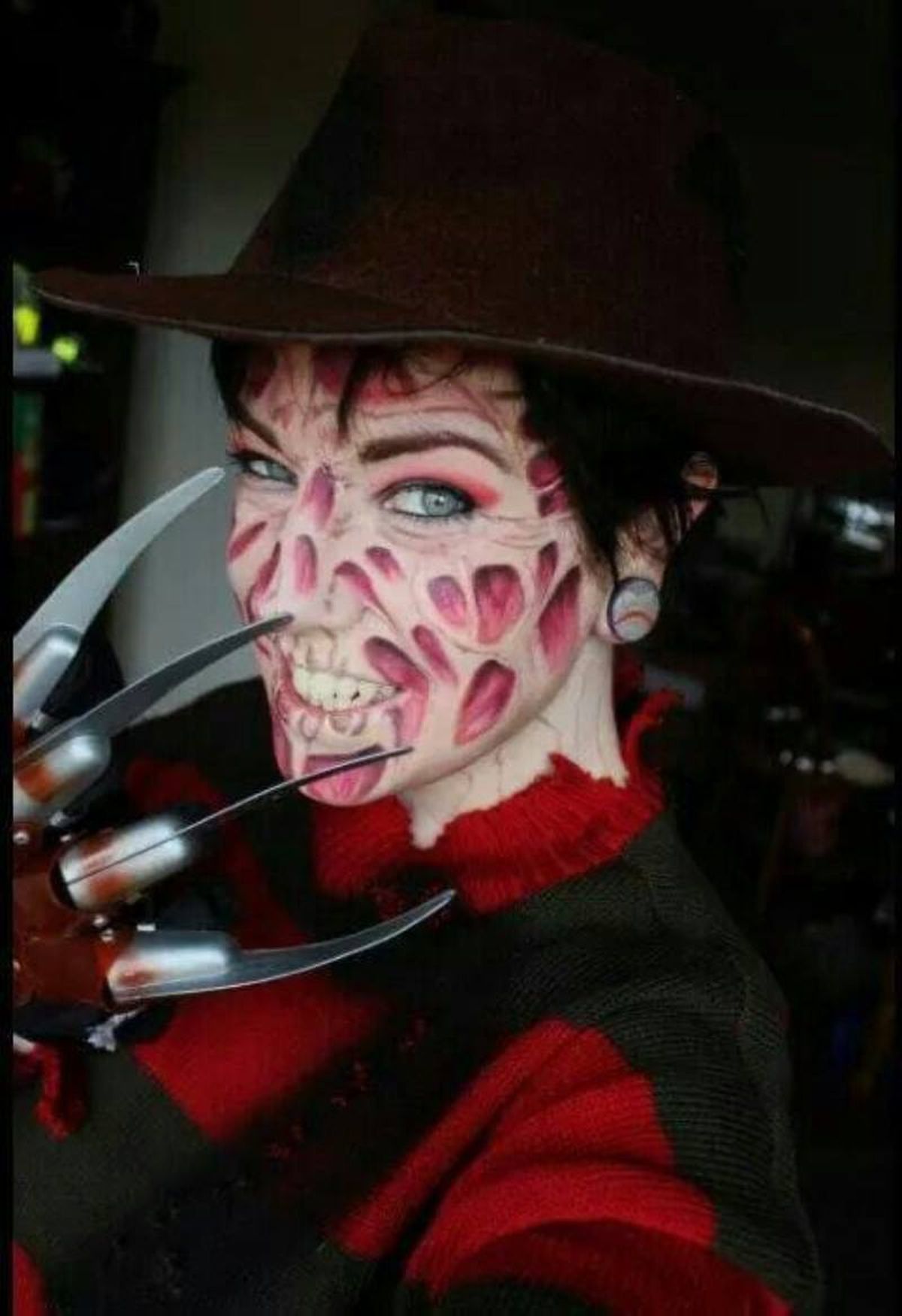 Puedes encontrar el guante con cuchillas de Freddy Krueger en cualquier  bazar o tienda de disfraces
