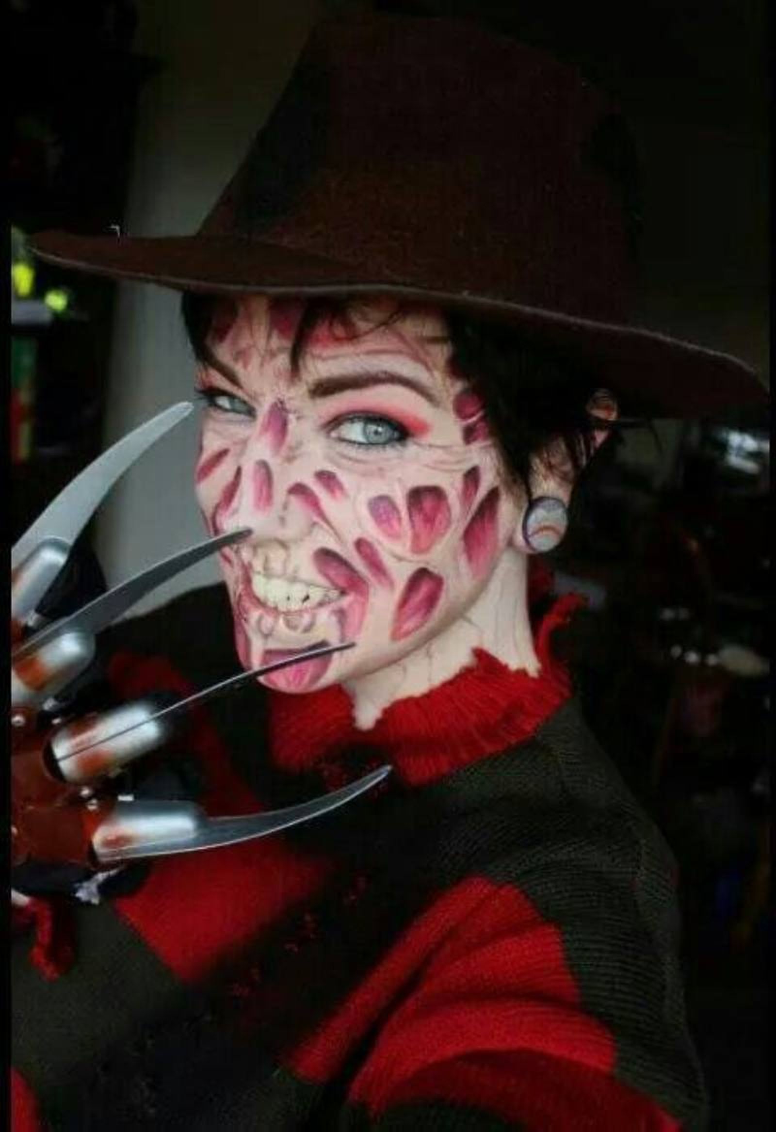 Puedes encontrar el guante con cuchillas de Freddy Krueger en cualquier  bazar o tienda de disfraces