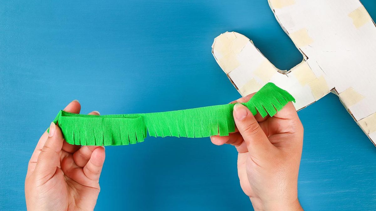 ideas creativas envolver regalos originales zanahoria cactus paso 4