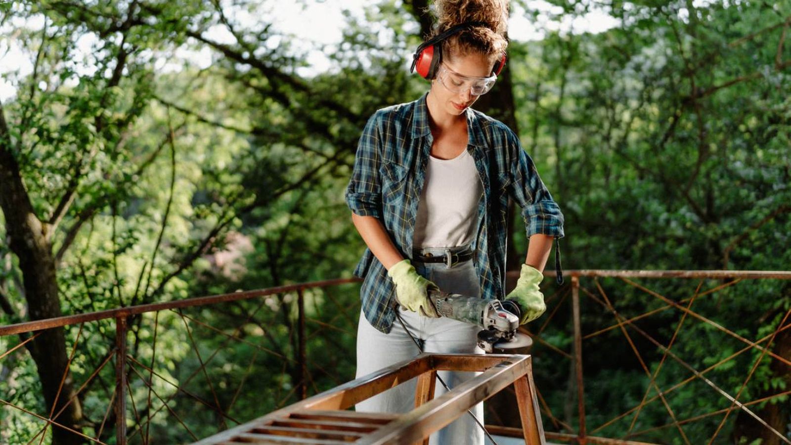 Persona utiliza una radial en madera