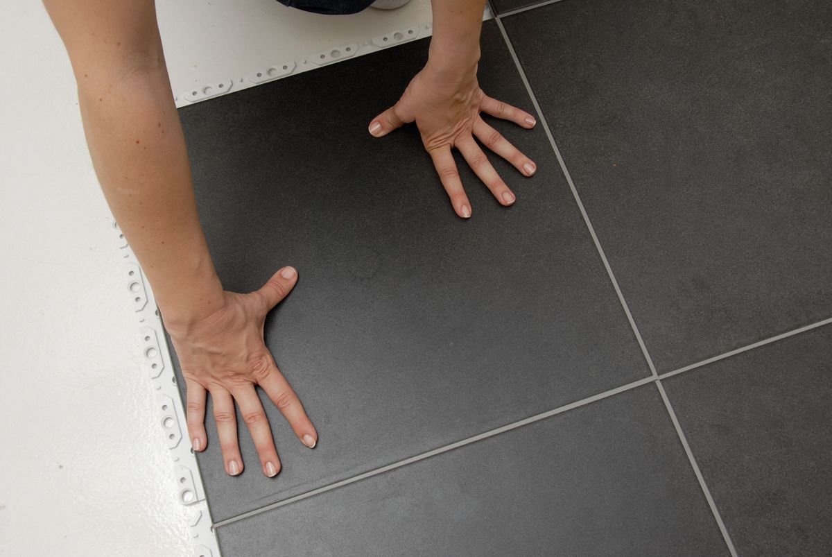 Cómo colocar suelo de cerámica en el salón sin hacer obras paso 3