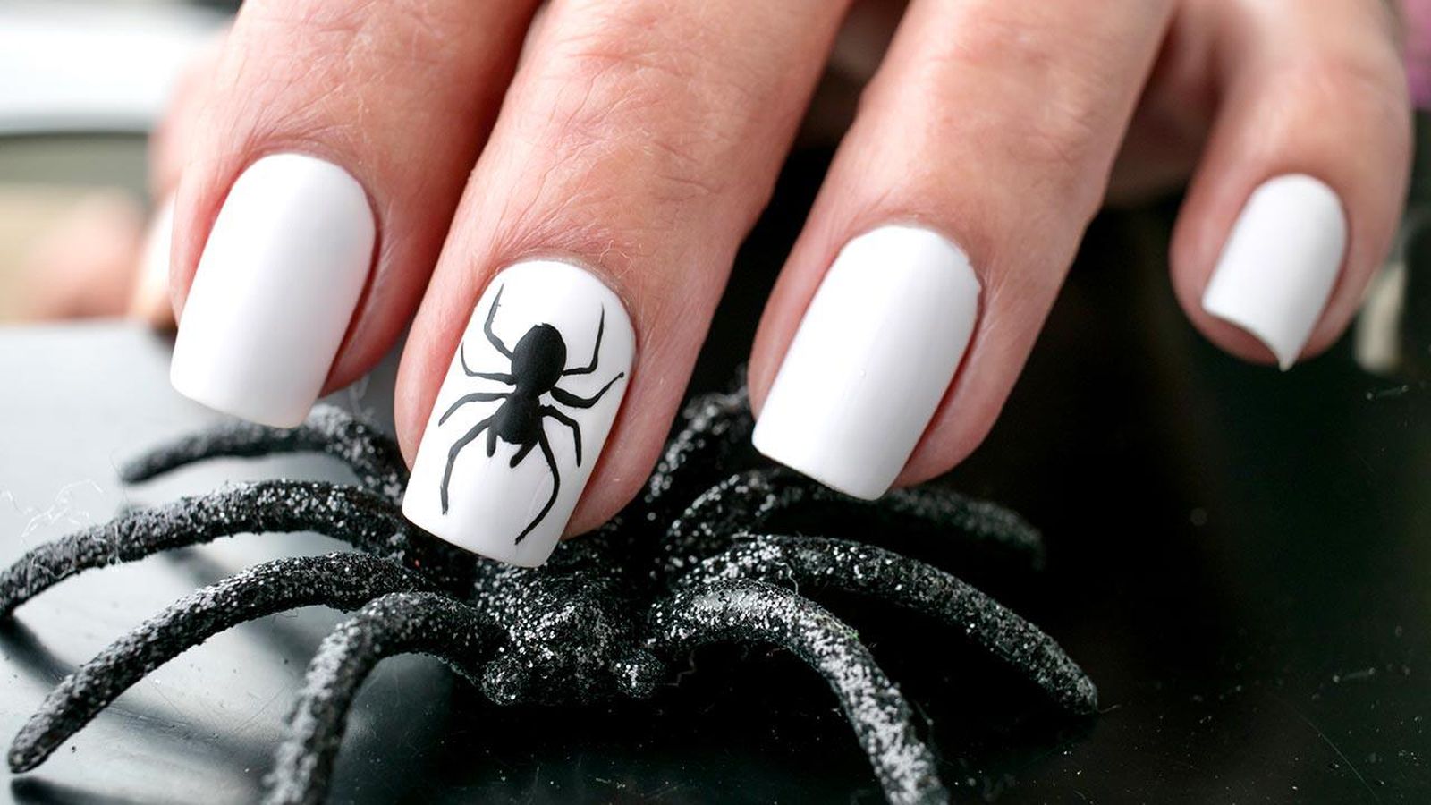 Una simple araña en tu manicura puede recordarte a Halloween
