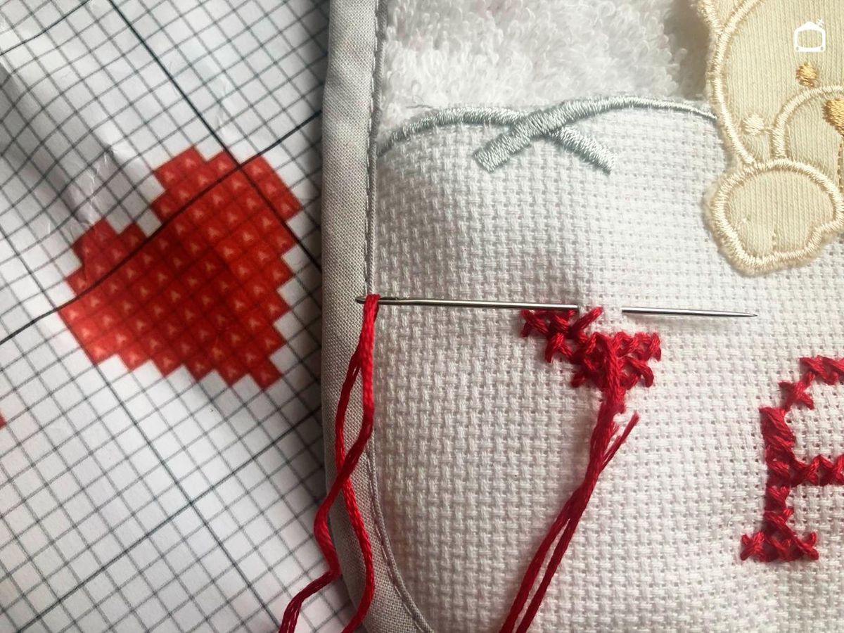 Bordar un corazón a punto de cruz.