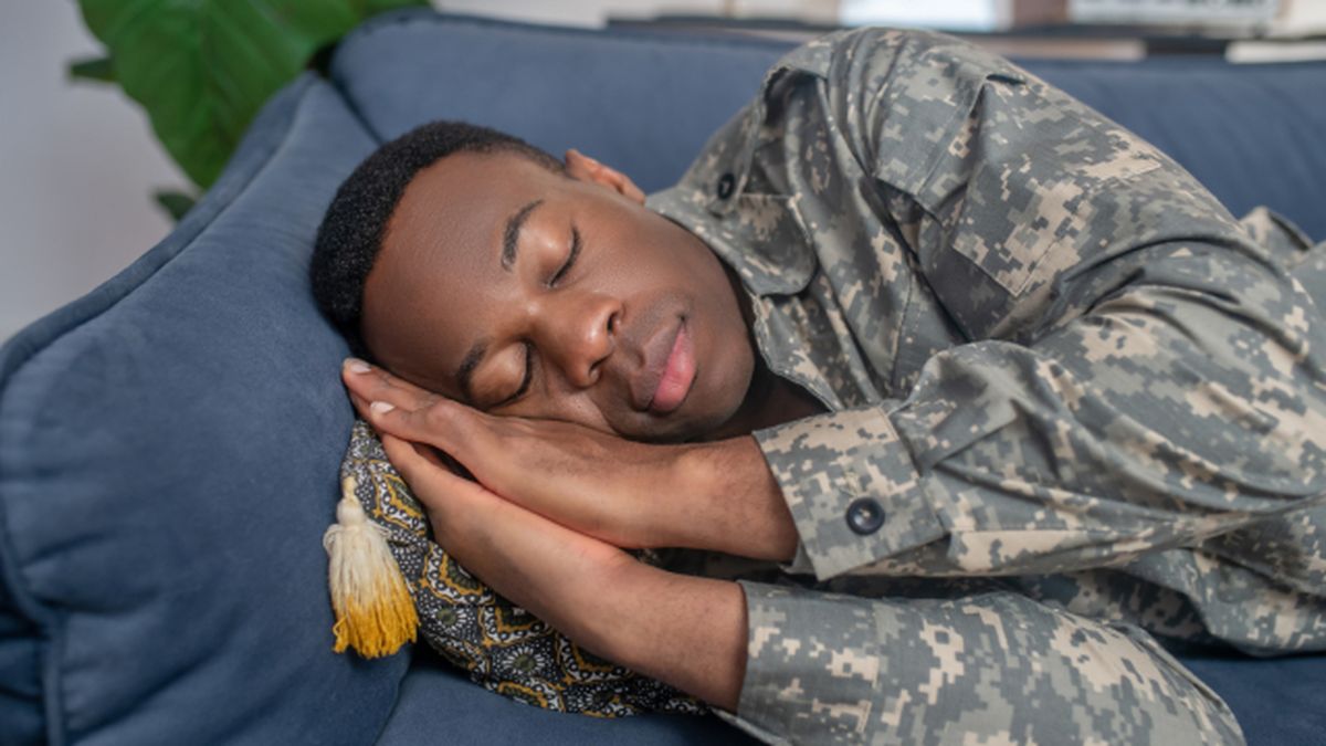 el truco militar para dormirse en 2 minutos que arrasa en tik tok soldado