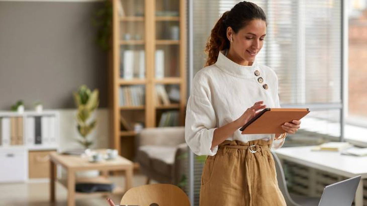 mujer oficina look old money style