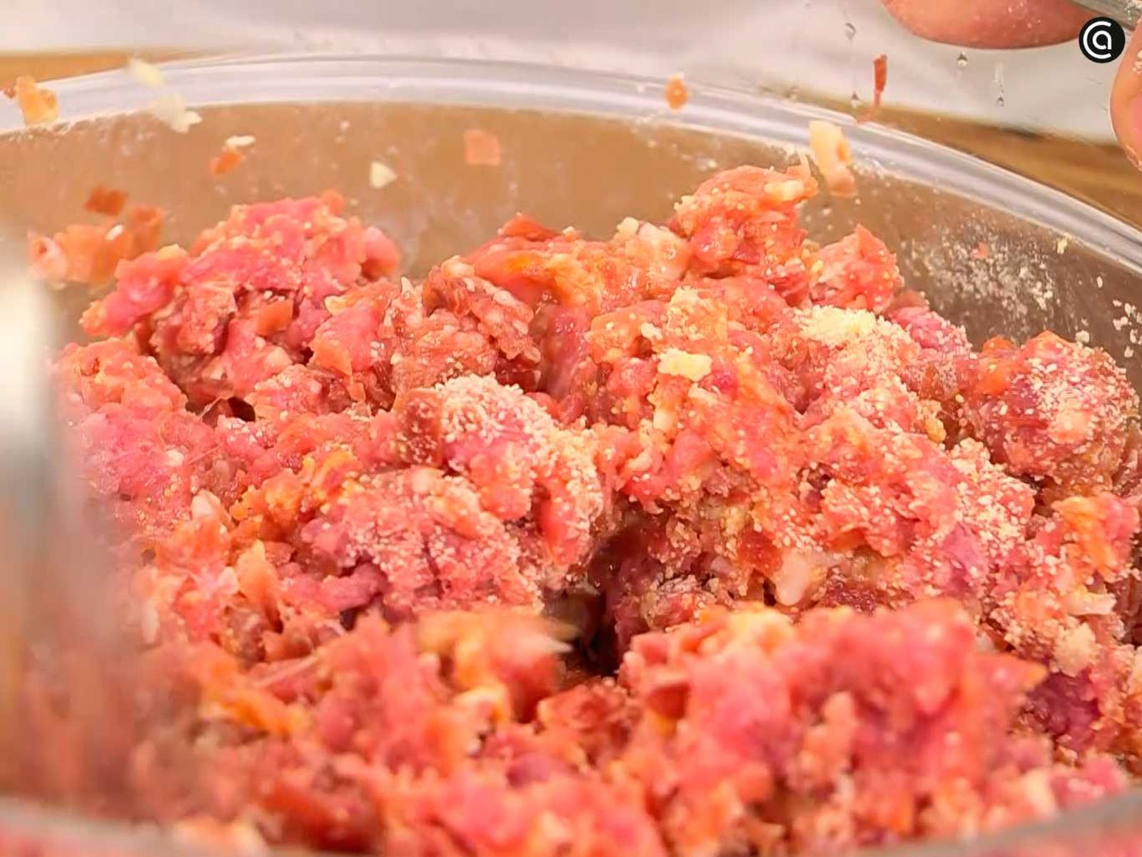 Haz la masa de las albóndigas