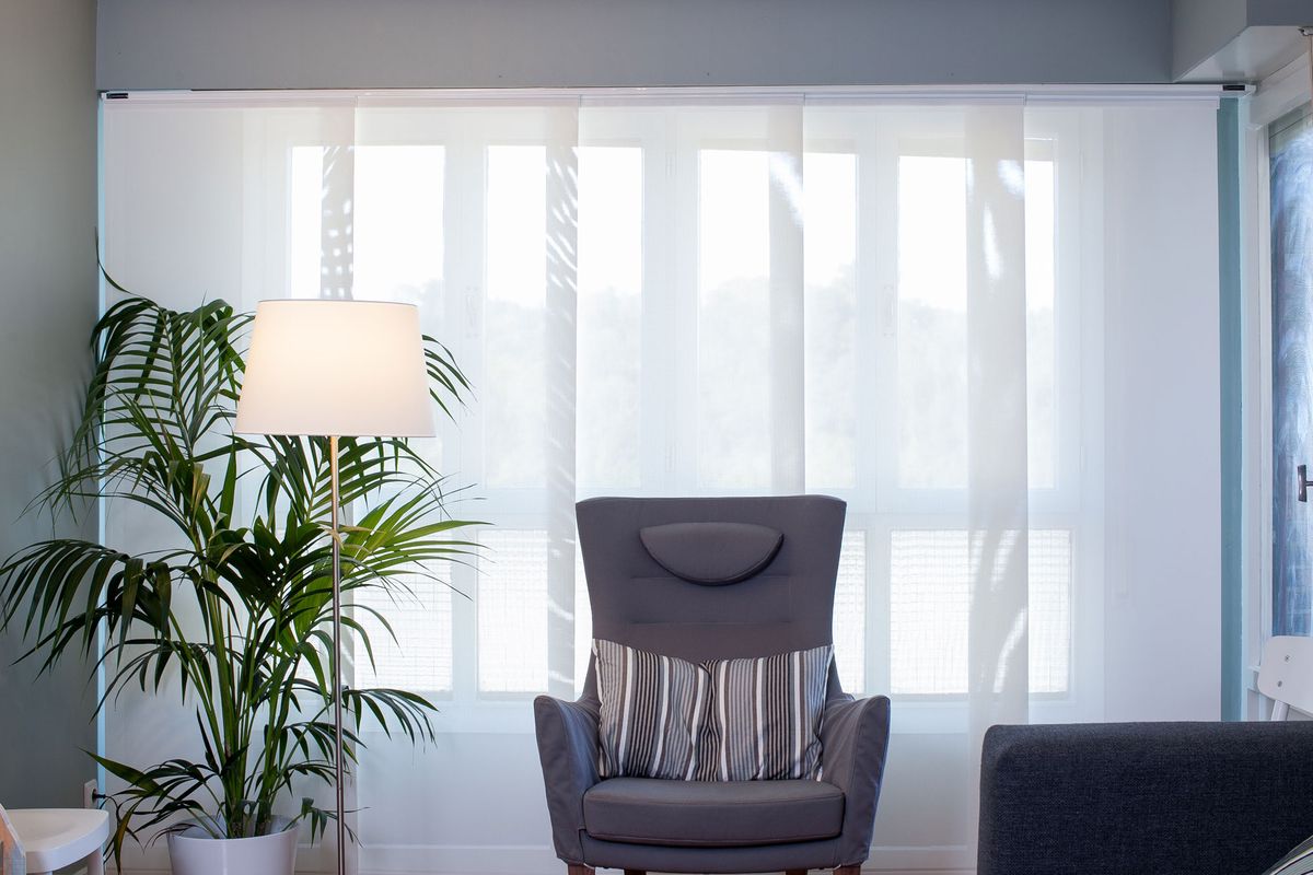 Salón luminoso de estilo nórdico en gris y madera 6