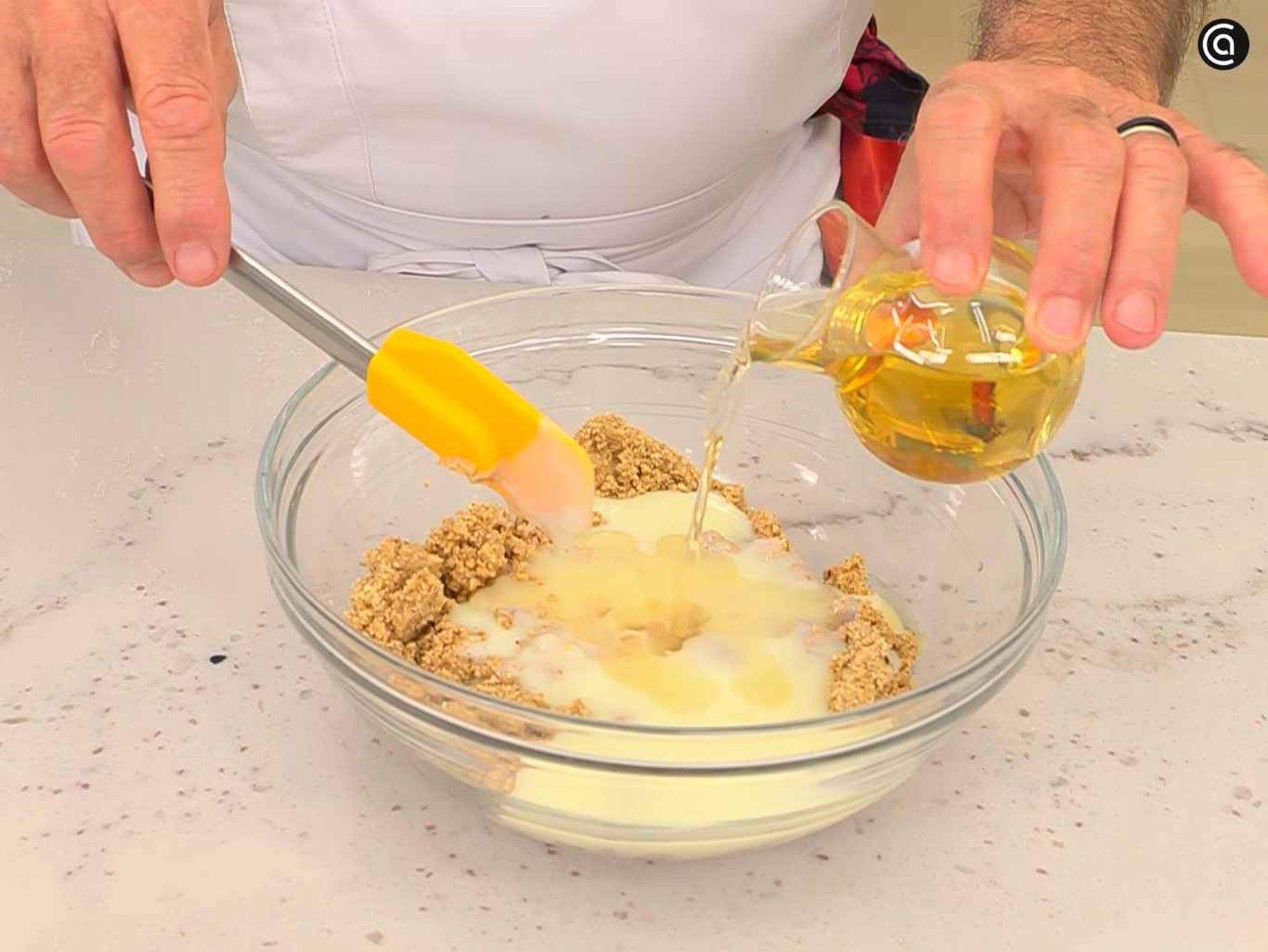 Mezcla las avellanas trituradas con leche condensada