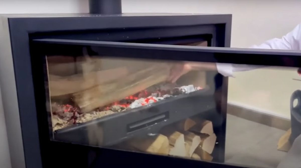 Coloca la nueva leña y cierra la puerta de la estufa