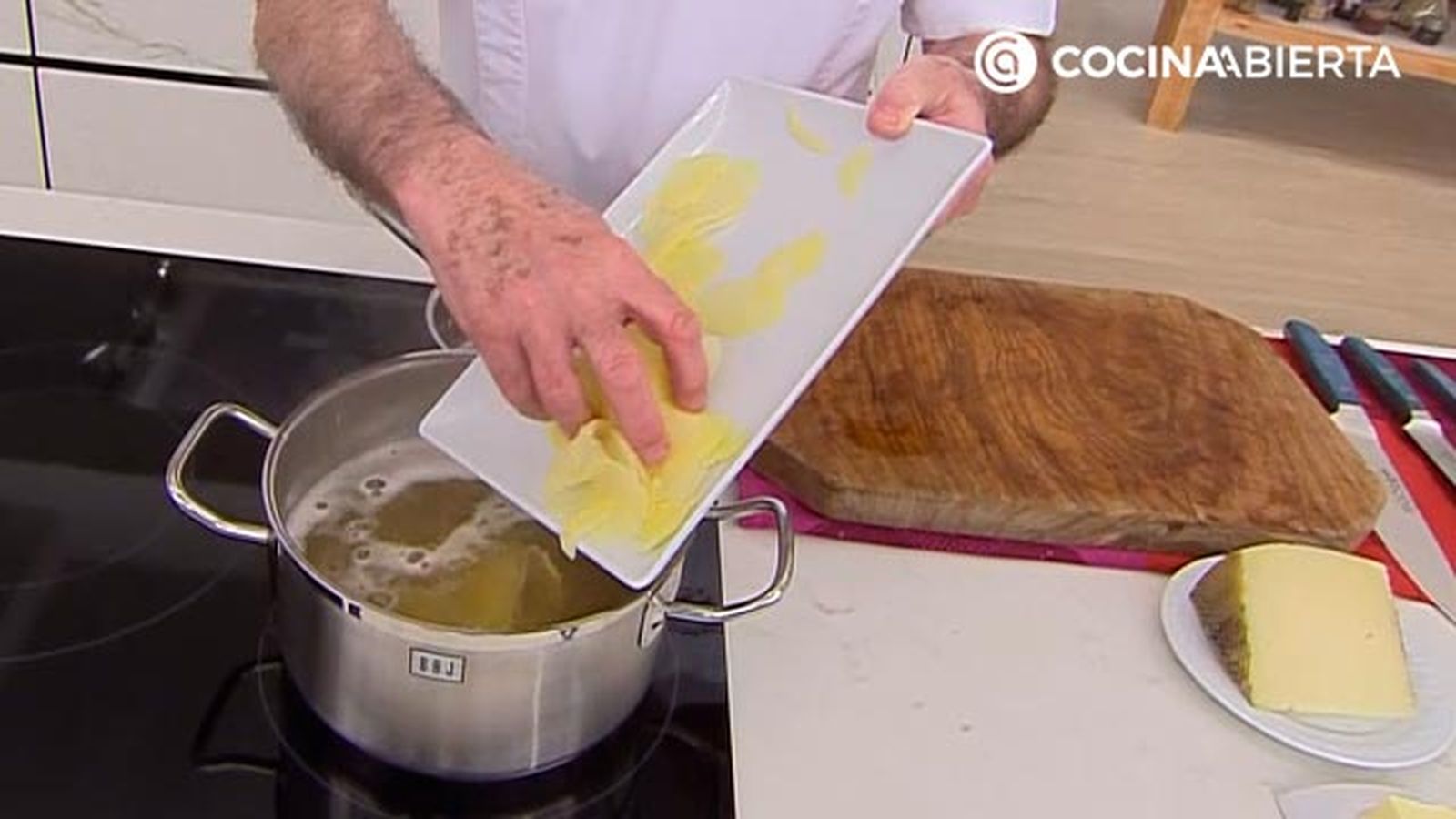 sopa de ave con patatas receta facil rapida karlos arguinano karl67470321 paso2