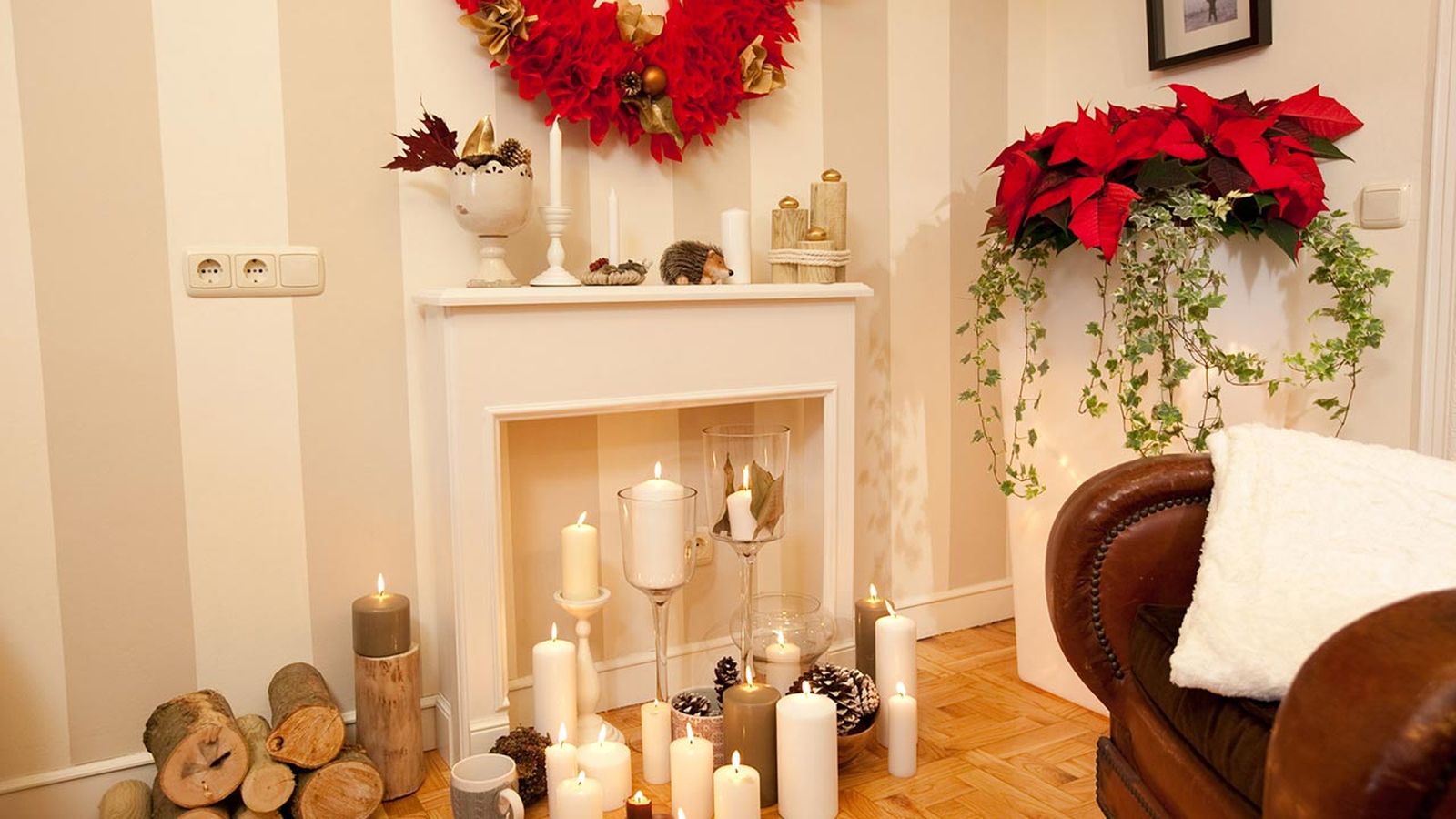 Decoración de Navidad: Chimenea y corona navideña