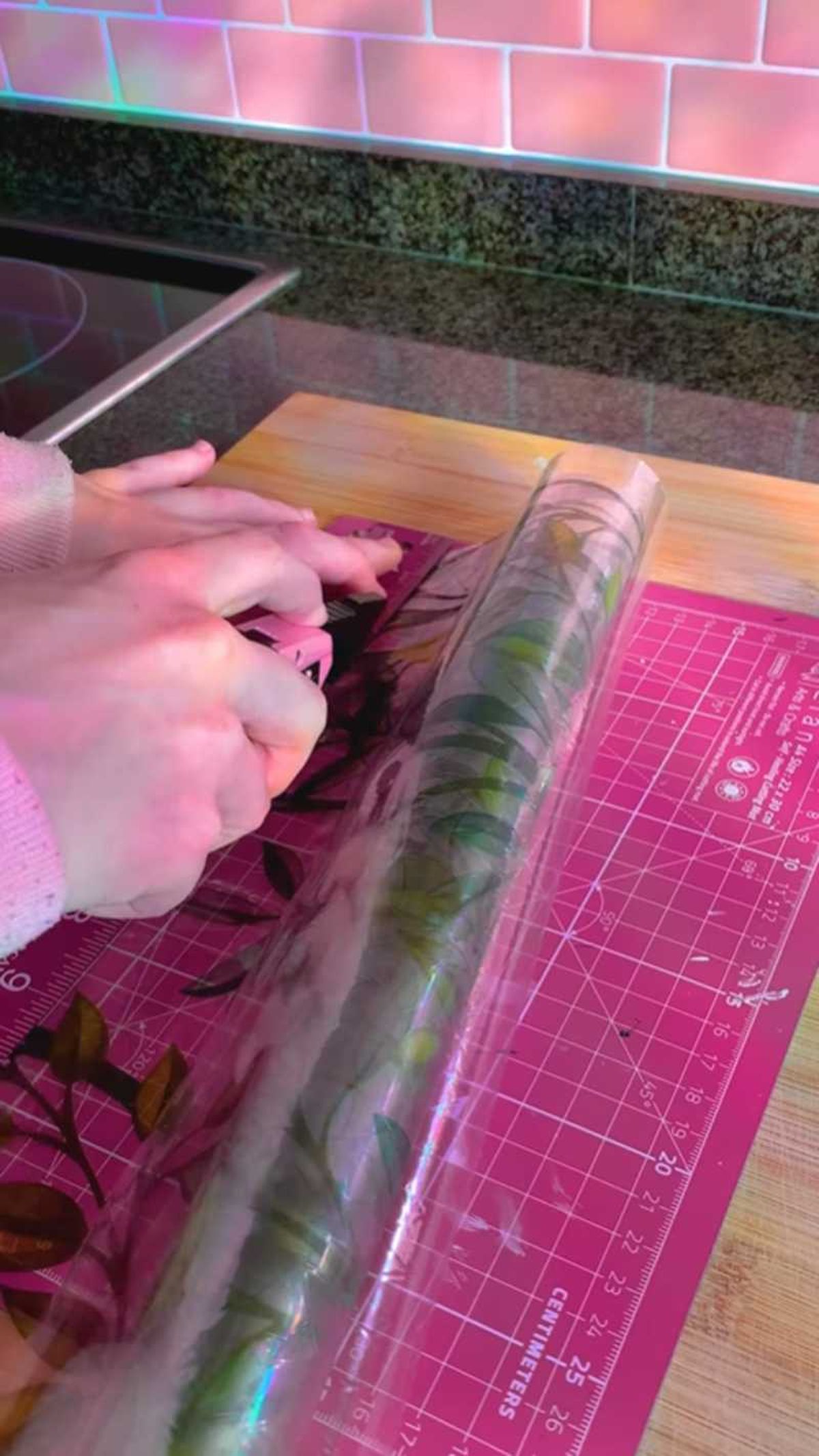 Cortar los vinilos holográficos que harán de marco del diseño principal.