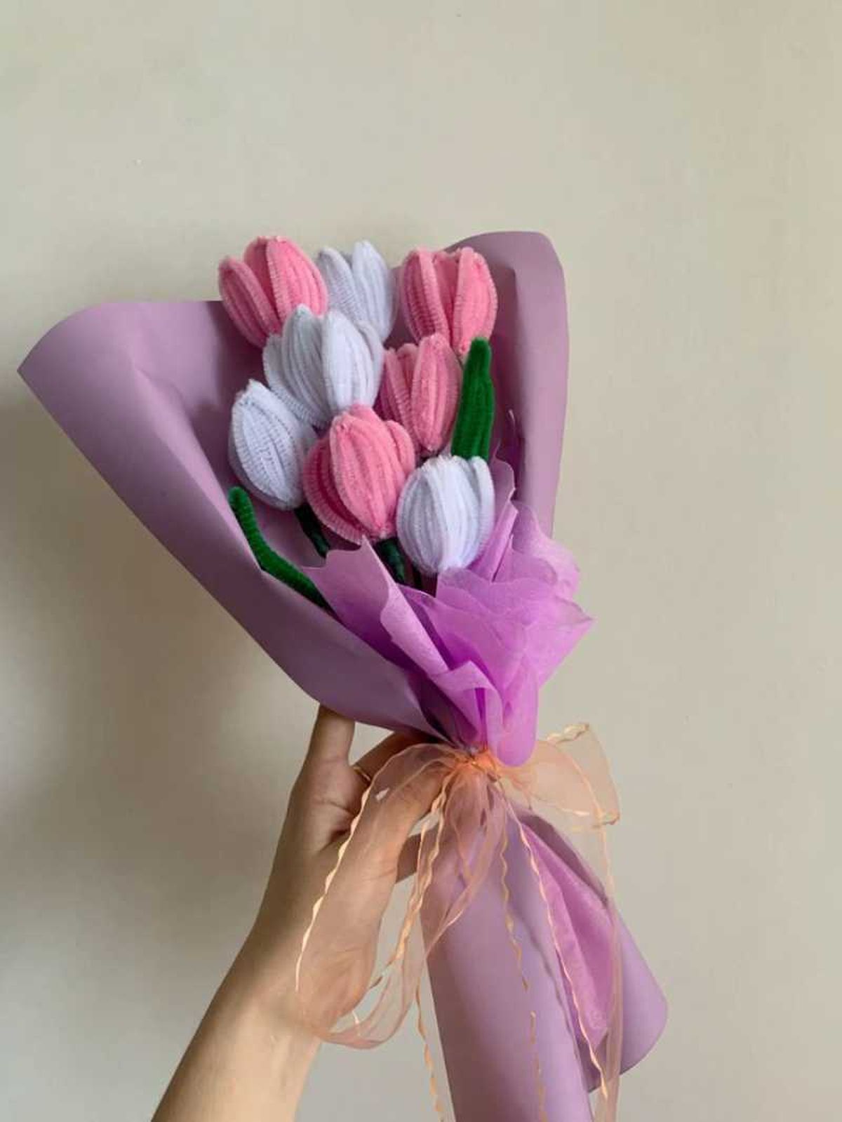 Ramo de tulipanes blancos y rosas hechos con limpiapipas.