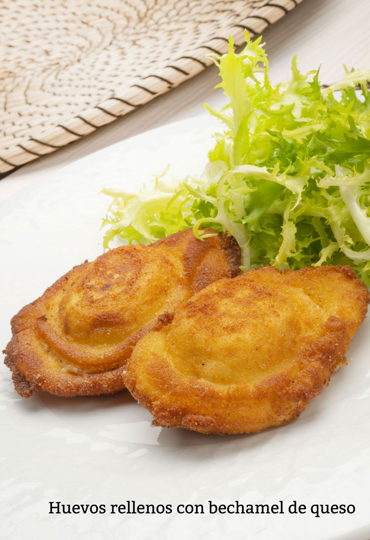 Huevos rellenos con bechamel de queso v