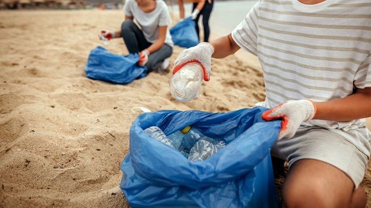 recoger botellas de plastico de la playa