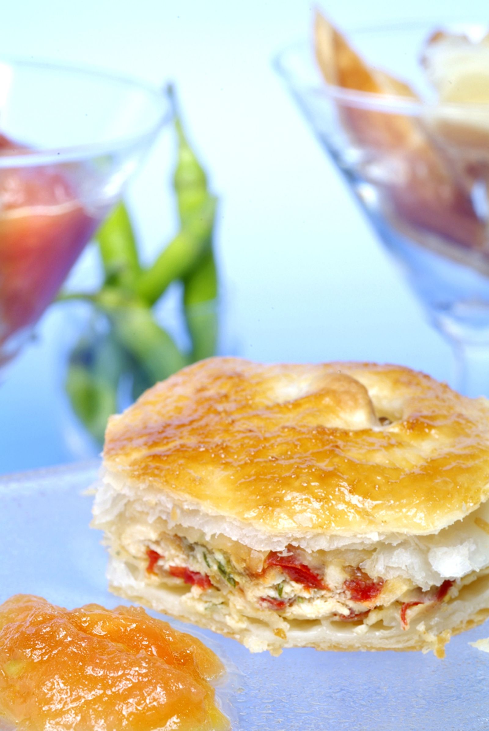 HOJALDRE RELLENO DE POLLO CON  TOMATE SALTEADO